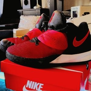 Nike Kyrie 7s university red